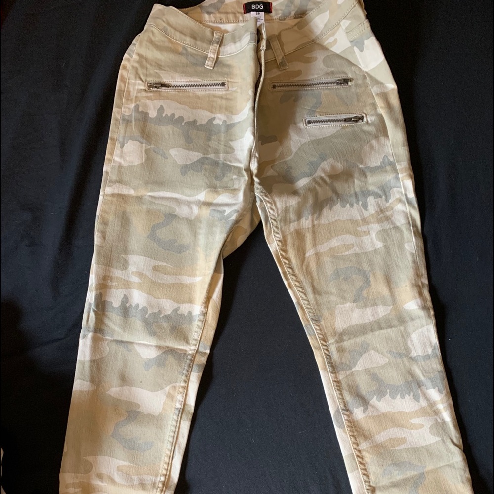 URBAN OUTFITTERS BDG Tan camouflage jeans